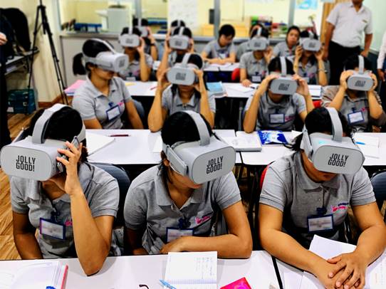 VRを使って介護研修を受けるミャンマー人研修生